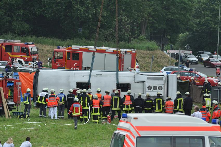 Schwerer Unfall mit Reisebus Lohmar Donrather Dreieck P509.JPG